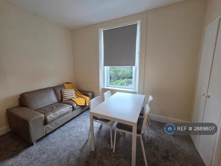 3 bedroom flat in Sunnybank Place, Aberdeen, AB24 (3 bed) (#2889807)