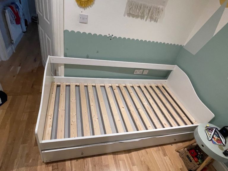 Kids trundle pull out bed