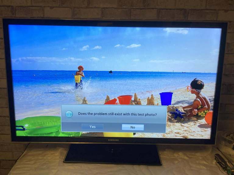 Samsung 46 Inch Led Tv UE46D5000 series (new backlight strips) inc stand remote