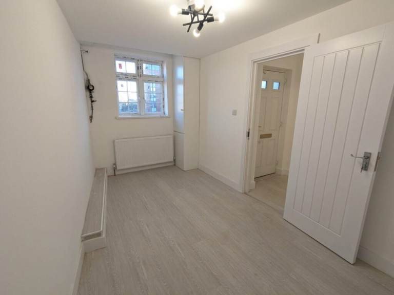 2 BEDROOM FLAT TUDOR WAY SOUTHGATE N14