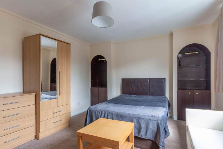 FLAT SHARE: Double room for let within fantastic, 4 bedroom flat with Wi-Fi in North Edinburgh 