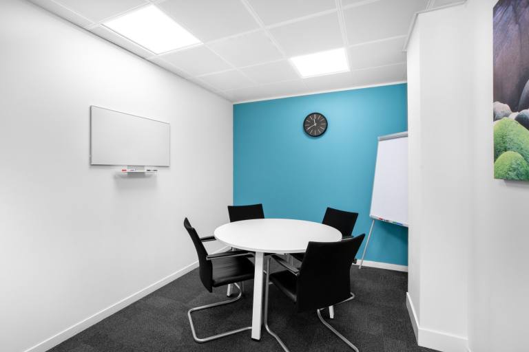 Crawley - RH10 1JH \ Flexible Office Space with 4 Desks