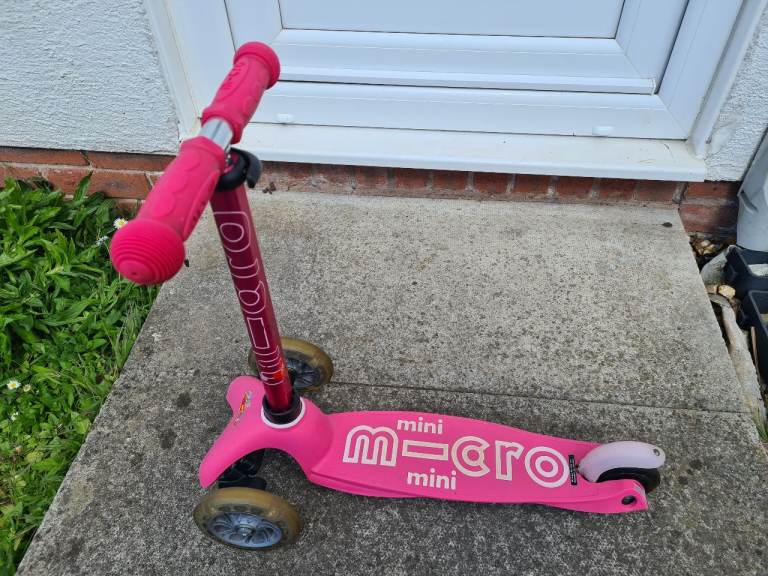Mini Micro Deluxe Scooter Pink 