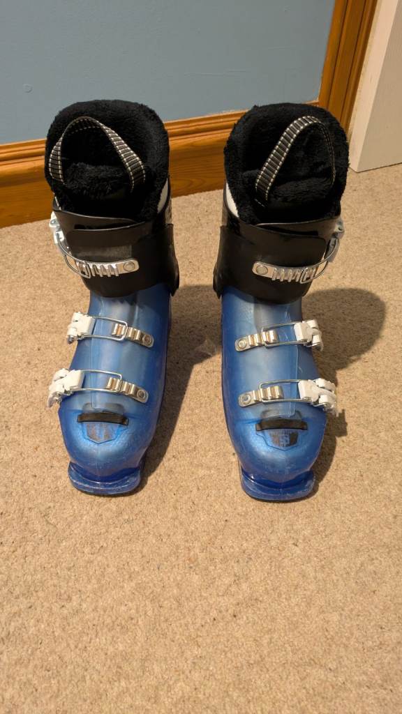 Salomon T3 kids ski boots (Mondo 24.0/UK 5)