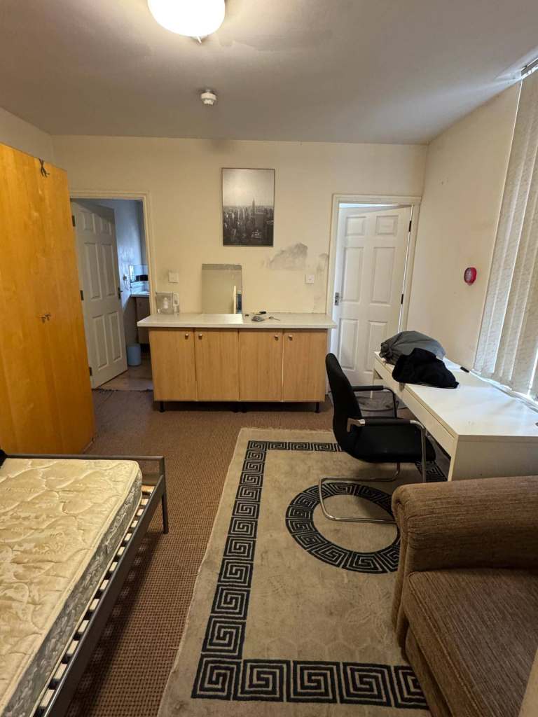 1 Bedroom Studio Apartment to Rent in Ashgrove, BD7