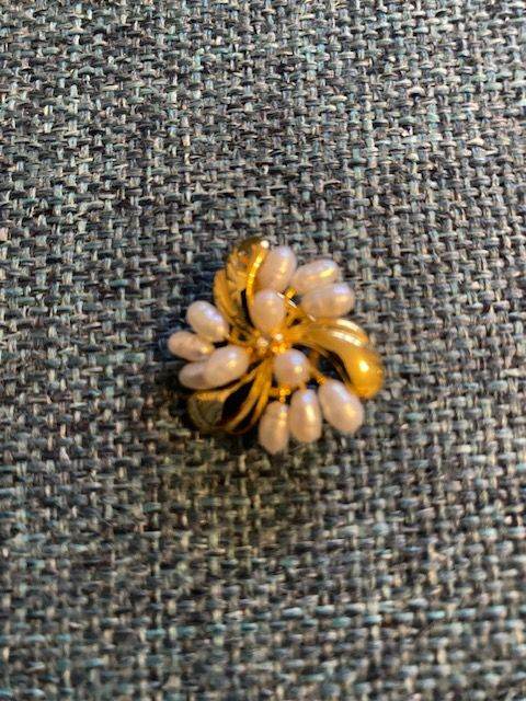 Beautiful elegant and dainty gold coloured brooch with faux pearls