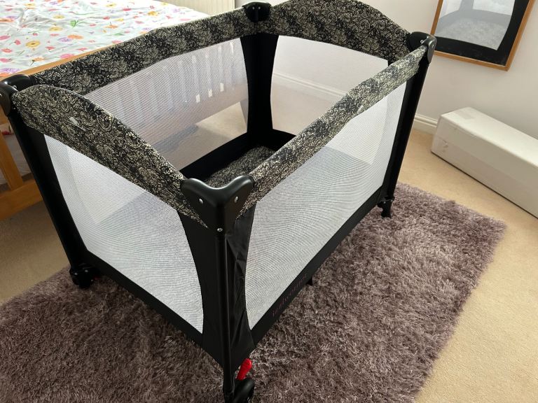 Travel Cot with Mattress / play pen