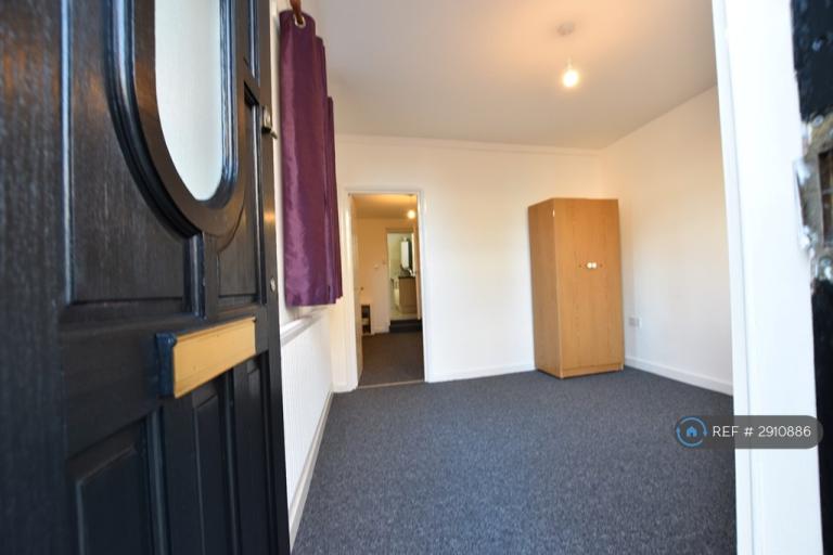 1 bedroom flat in Tennyson Road, Luton, LU1 (1 bed) (#2910886)