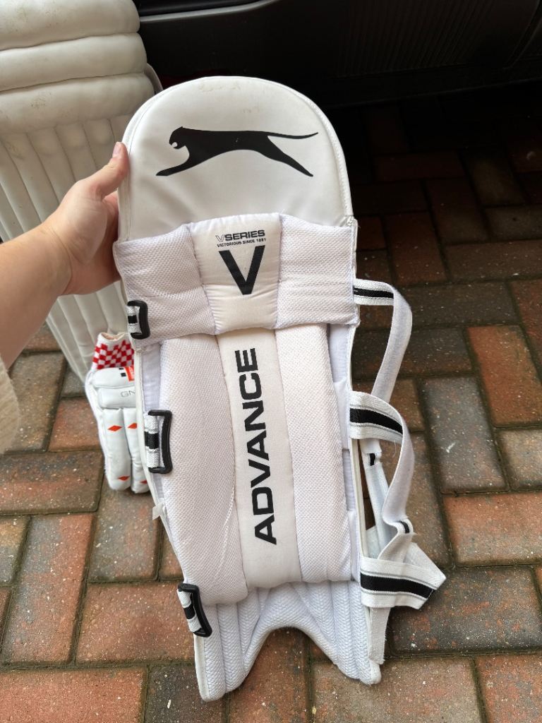 Cricket RH Gloves and Pads