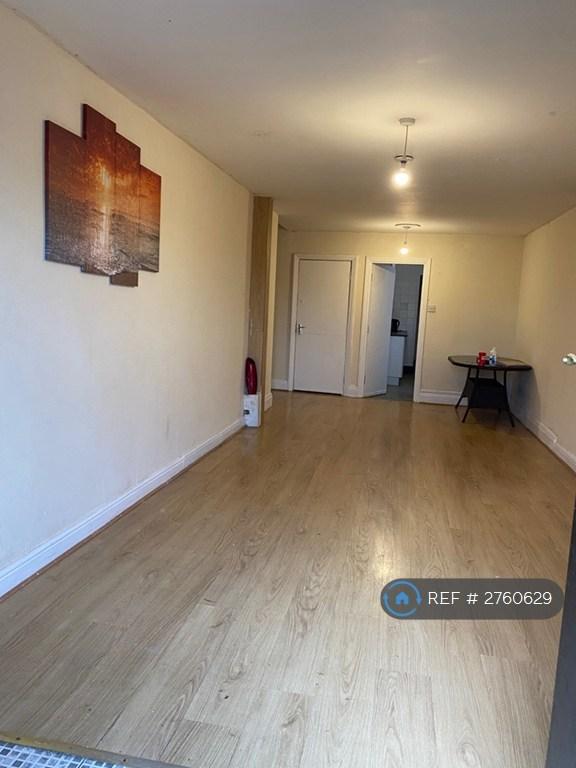 5 bedroom house in Pied Piper House, Manchester, M38 (5 bed) (#2760629)
