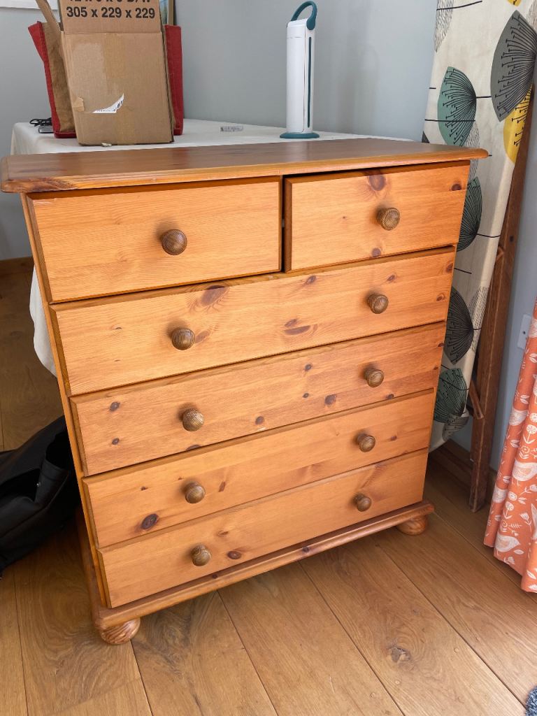Pine chest of drawers 