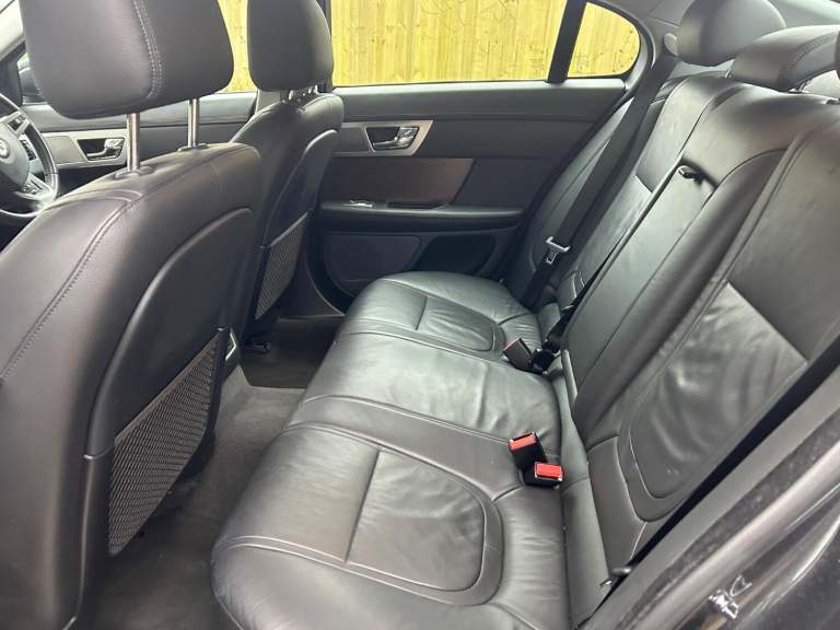 JAGUAR XF 3.0 d V6 240*LUXURY*ONLY73K-Xenons-Nav-BT&amp;Dab-LTHR**Stunning Example