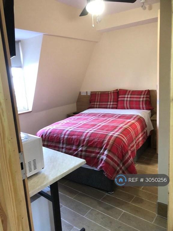 1 bedroom in Heath Street, London, NW3 (#3050256)
