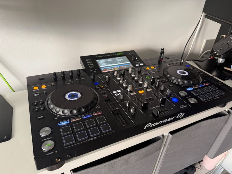Pioneer XDJ-RX2 All-in-One DJ Controller with UDG Flight Case