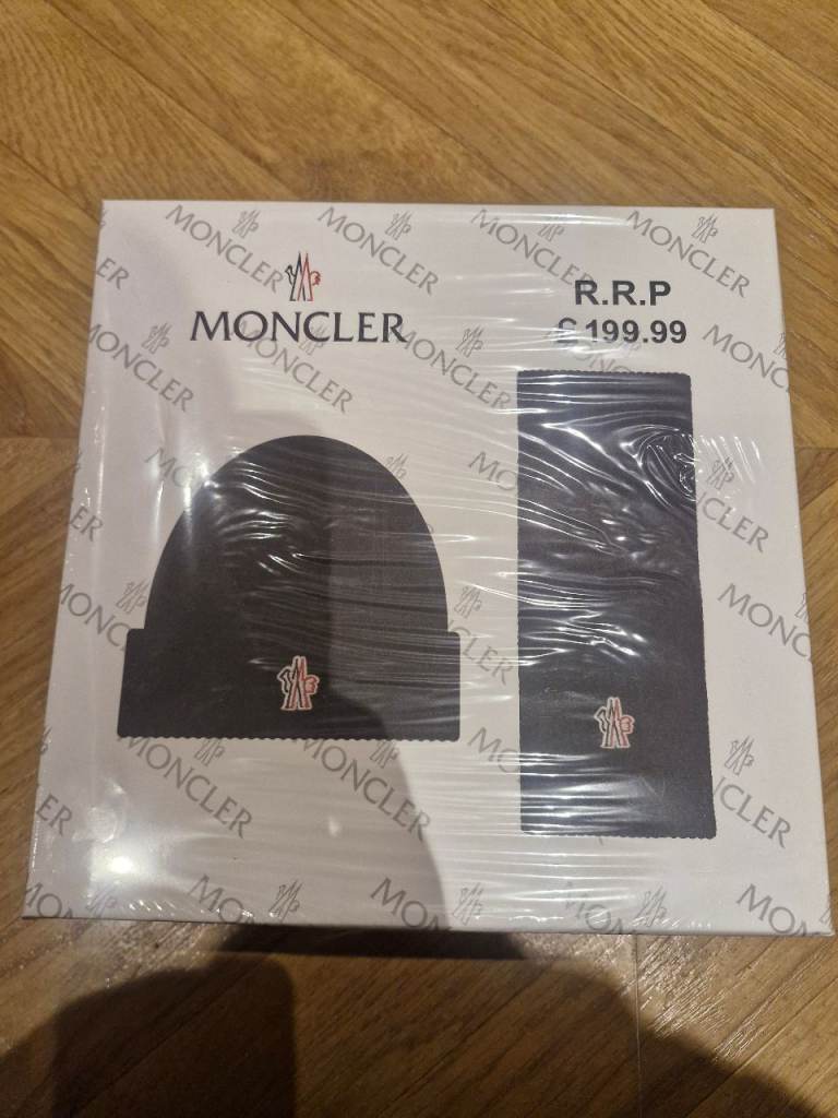 Moncler hat & scarf gift set