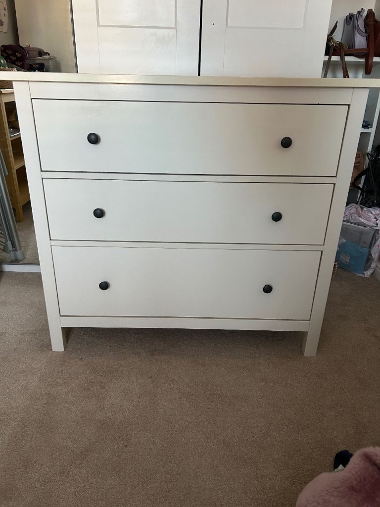 White chest of drawers