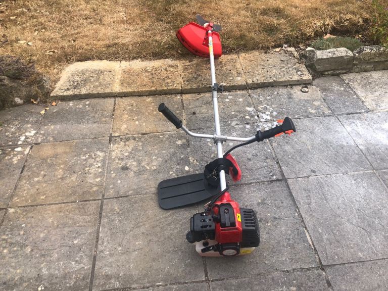 Petrol strimmer and brush cutter