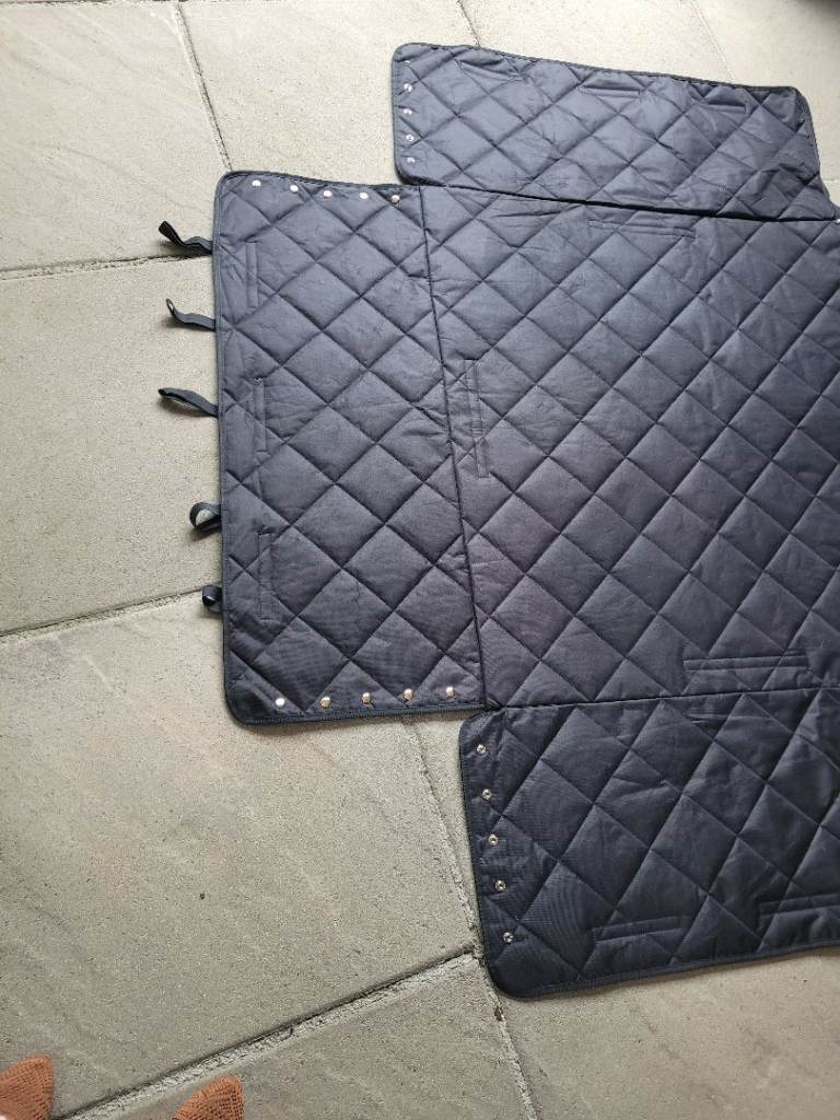 Universal boot protector for an estate car