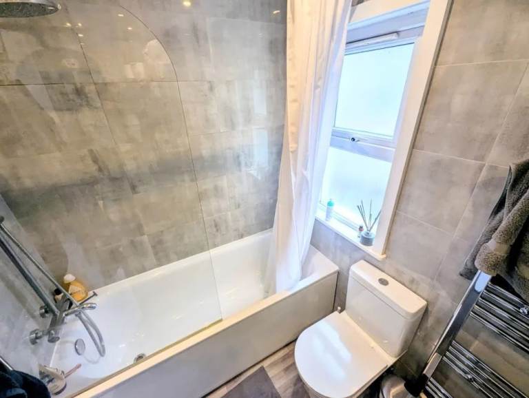 BELSIZE PARK NW3: BEAUTIFUL LARGE ONE BEDROOM FLAT