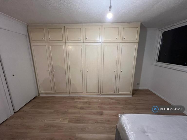 2 bedroom flat in Long Green, Chigwell, IG7 (2 bed) (#2714529)