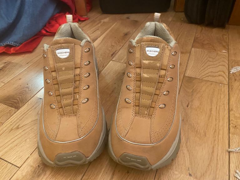 Sketchers sand trainers