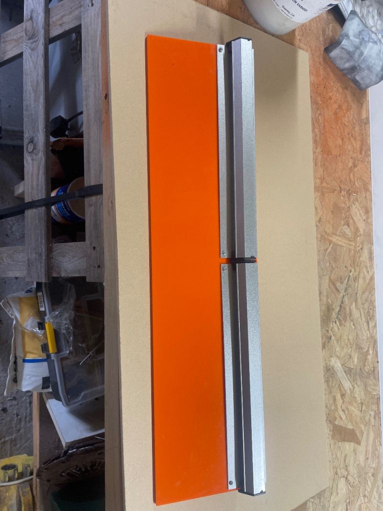 Professional kitchen/bar grab rail for food/drink orders