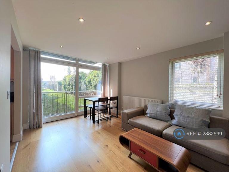 1 bedroom flat in Lowry House, London, E14 (1 bed) (#2882699)