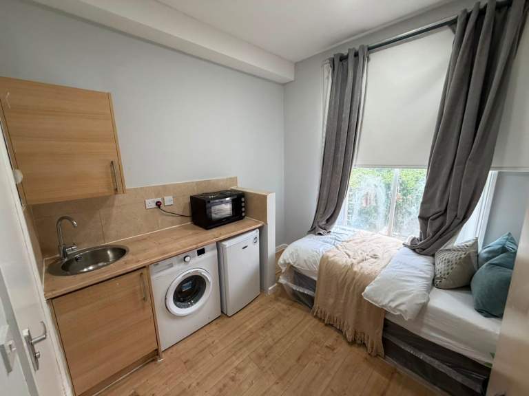 BENEFITS ACCEPTED - Self-Contained Studio Flat Available in Clapton Hackney E5