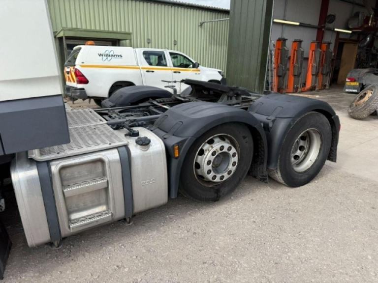 DAF XF 530 6x2 MID LIFT SLEEPER CAB TRACTOR UNIT