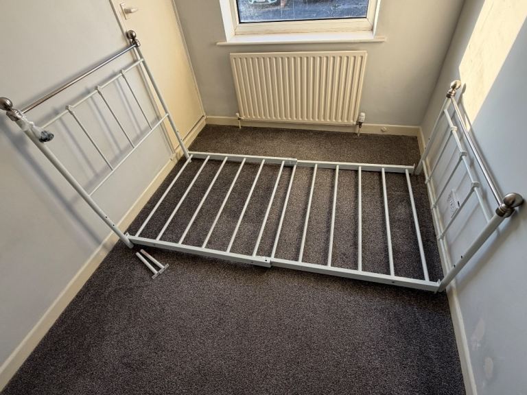 White Metal Bed Frame – Single, good Condition