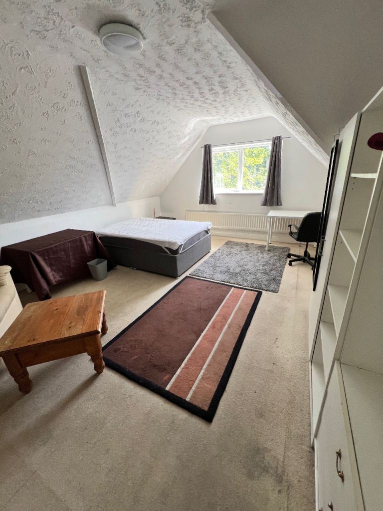 Large Double Room to rent in Westbourne