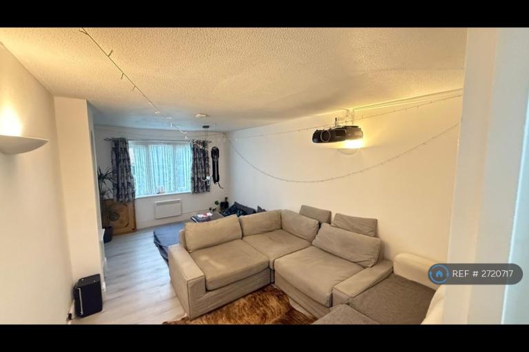 2 bedroom flat in Pycroft Way, London, N9 (2 bed) (#2720717)