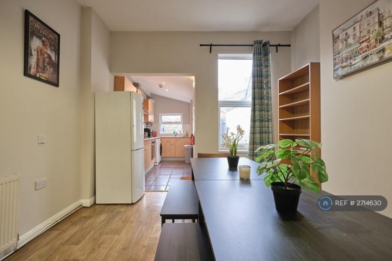 4 bedroom house in Hartley Road, Nottingham, NG7 (4 bed) (#2714630)