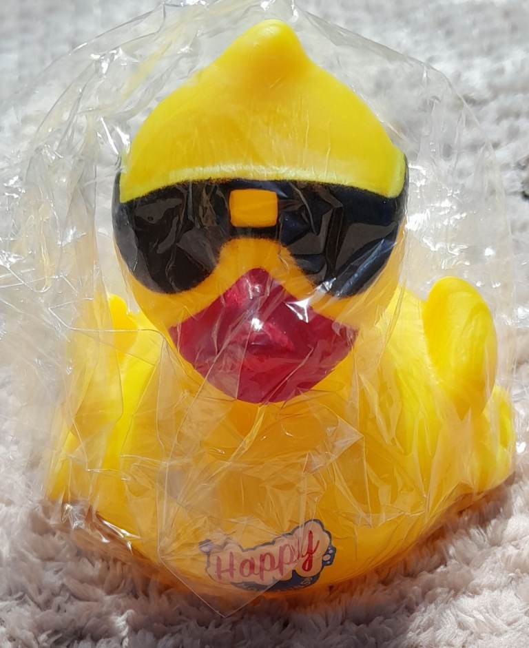 RUBBER DUCK WEARING SUNGLASSES WATER TOY - BRAND NEW - FUN FOR SUMMER POOL/BATH/HOT TUB/BEACH
