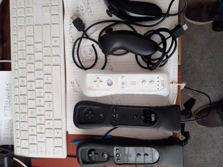 Nintendo Wii Controllers & Nunchucks - White & Black, Good Condition