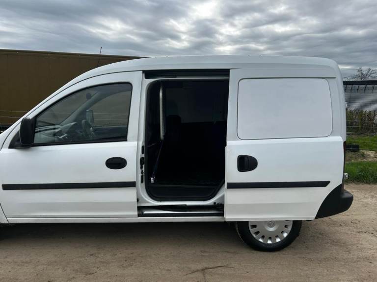 2006 Vauxhall Combo, 1 year MOT , side loading door, 1.3 Diesel, Lots of Service History!