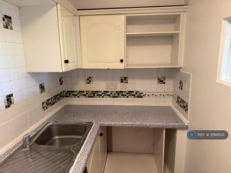 2 bedroom flat in Comer Crescent, Southall, UB2 (2 bed) (#2194523)