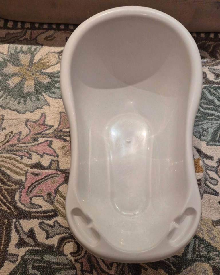 White Baby Bath Tub – Very Good Condition (Cheap for Quick Sale)
