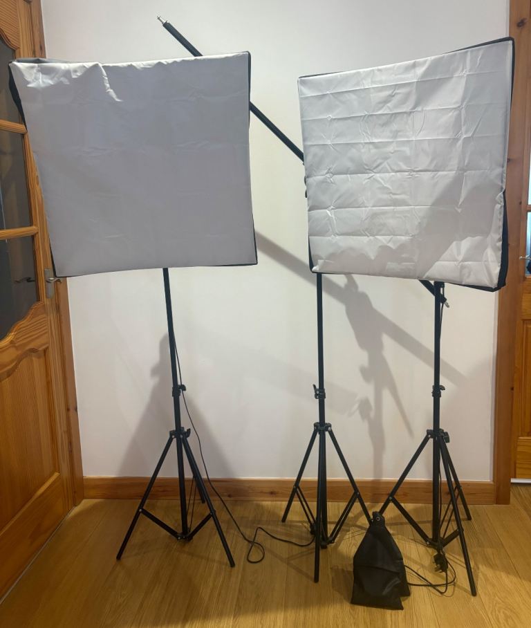 2x Kshioe Photography Studio Lights Photo Studio Lighting Kit on Tripod + Extra Stand