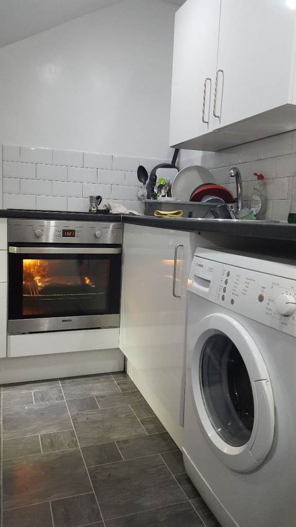 Fully furnished single room to let 