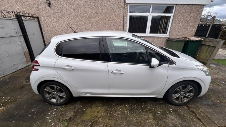 Peugeot 208 13 plate