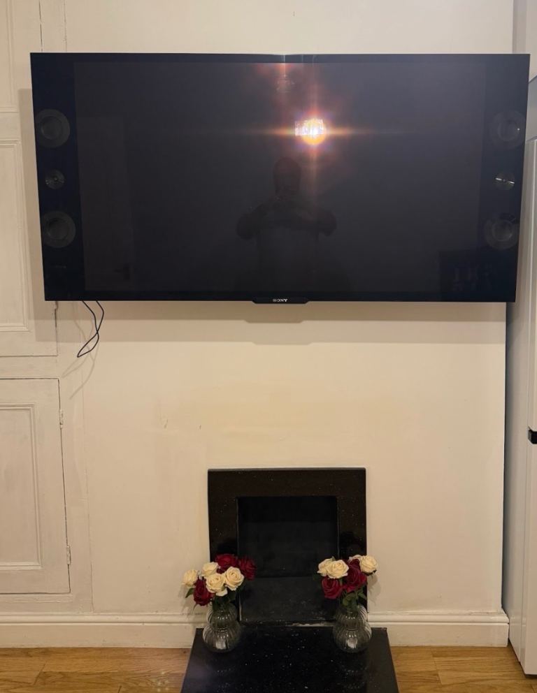 Sony Bravia 55” Full HD TV + Wall Bracket — Built-in Speakers, Working