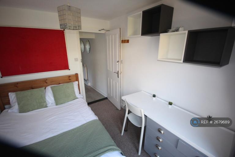 5 bedroom house in Harold Road, Southsea, PO4 (5 bed) (#2679689)