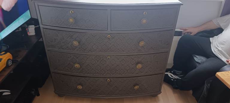 Chest of drawers 
