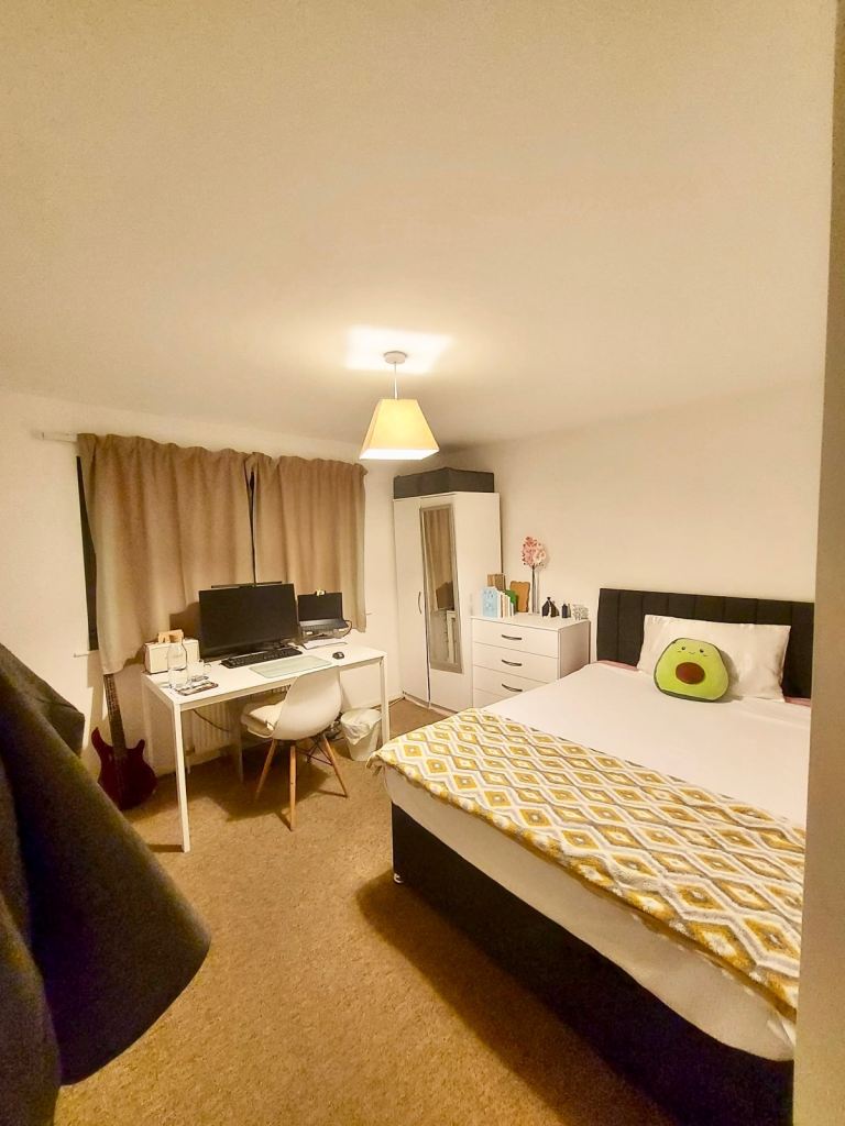 Double, furnished bedroom in Horfield