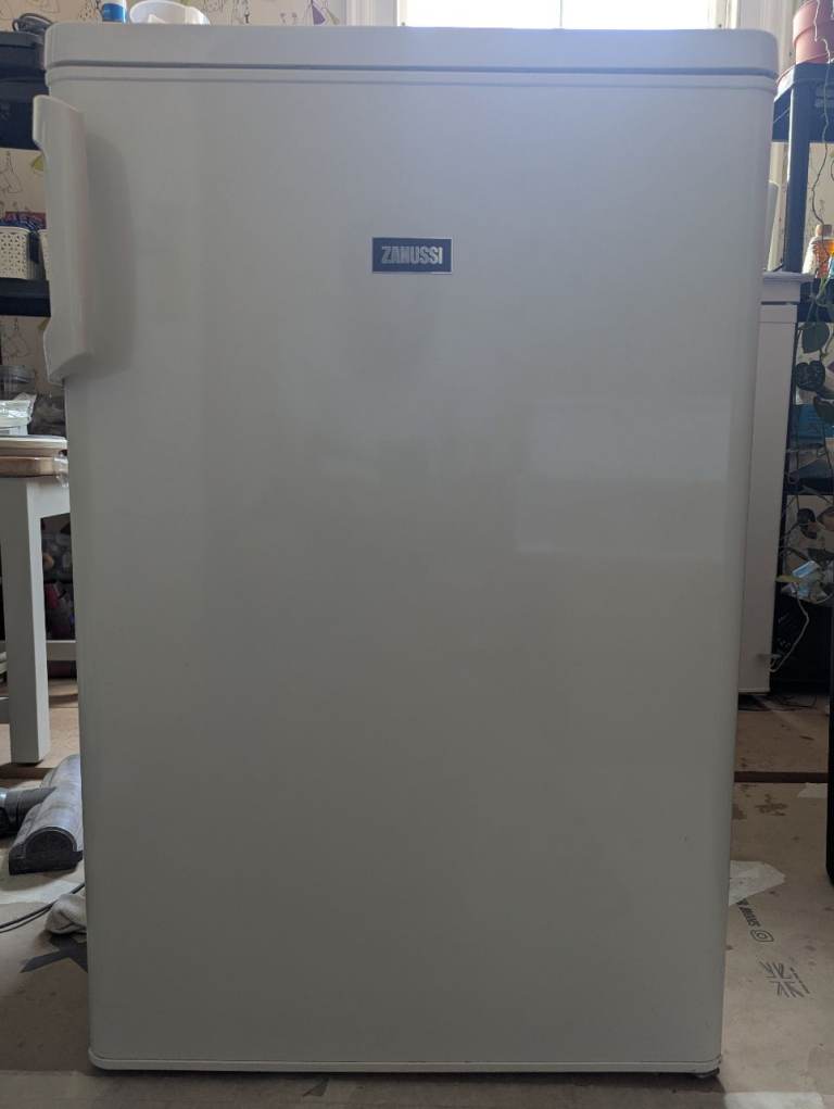 Zanussi White Under Counter Fridge Freezer – Good Condition