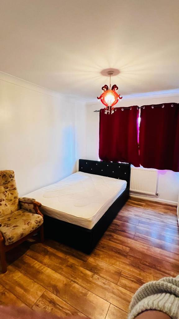 Double Room Available for 2 Girls or Couple in Hayes, UB4