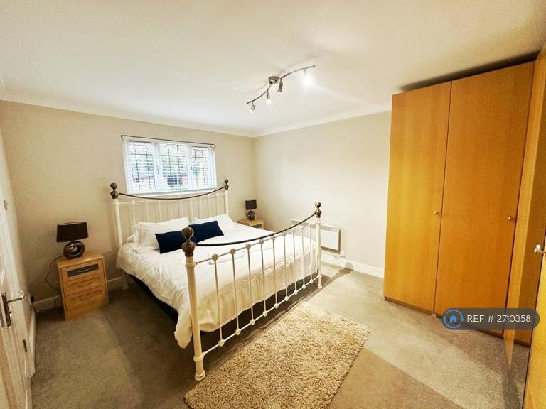 3 bedroom flat in Windsor Forest Court, Ascot, SL5 (3 bed) (#2710358)