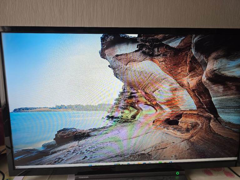  Toshiba 32" Full HD Smart TV (32LL3A63DB) – Excellent Condition