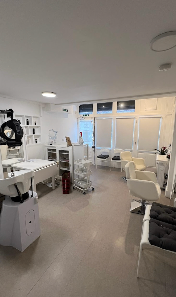 Shop to let High Street  Purley, Croydon